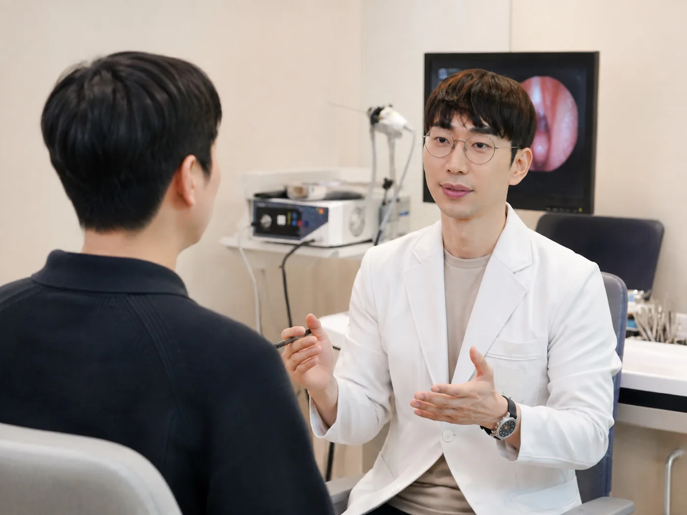 진료실에서 환자에게 설명하는 대표원장
