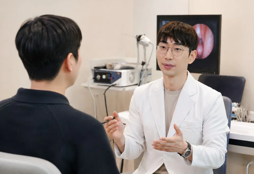 진료실에서 전문의가 1:1로 설명하는 모습